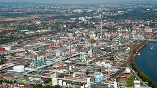 Auf dem rund 460 Hektar großen Gelände des Industrieparks sind über 90 Unternehmen aus den Bereichen Chemie, Life Sciences und Health Care ansässig. RVT will mit der neuen Niederlassung die Region Rhein Main, des Ruhr-Gebiets und des Rhein-Neckar-Raums besser betreuen. (Infraserv Höchst)