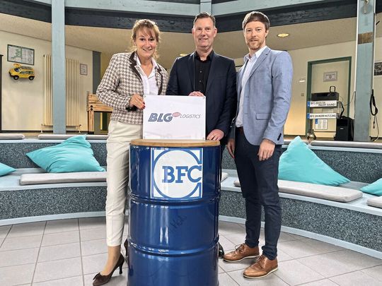 BFC-Geschäftsführerin Sylvia Gerl, Geschäftsführer Inlandterminals BLG Automobile Christian Hegel und BLG-Personalleiter Automobile Filip Rochell (v. li.) vereinbarten die Zusammenarbeit.(Bild:  BLG Logistics)