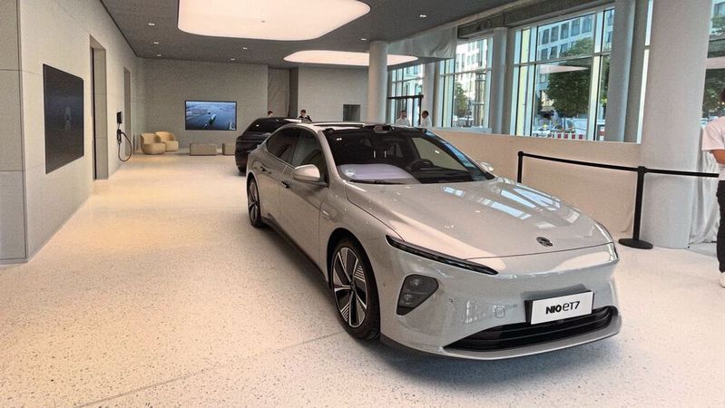 Vielleicht gibt es Nios Autos wie die Limousine ET7 bald auch zu kaufen.(Bild:  Grimm – »kfz-betrieb«)