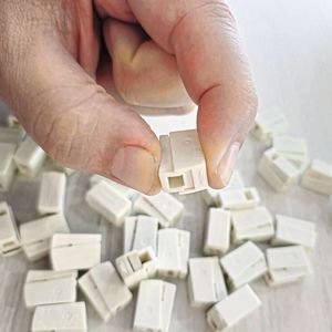 Les célèbres bornes 224-0112 / 224-0101, que l'entreprise fabrique en Suisse depuis plus de 30 ans: un bon exemple de la longévité de certaines gammes et de la continuité de leur production à Domdidier. (Source :  WAGO Contact)