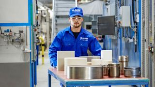 Ein Produktionsmitarbeiter transportiert eine Auswahl der in Nienburg produzierten Katalysatoren. (BASF SE)