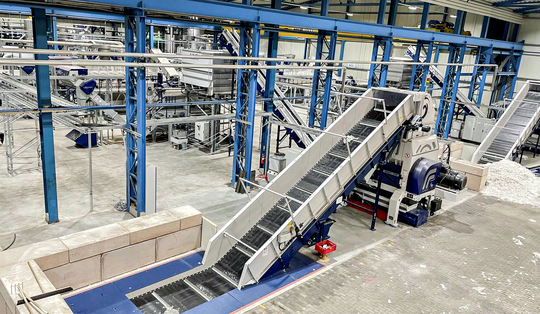 Aus gebrauchten Gewerbe- und Industriefolien entsteht ein LDPE-Regranulat, das in seiner Qualität Neuware in nichts nachsteht. Die angelieferten Folienballen werden dafür geschreddert, gewaschen, getrocknet und schließlich extrudiert.(Bild:  Rymoplast)