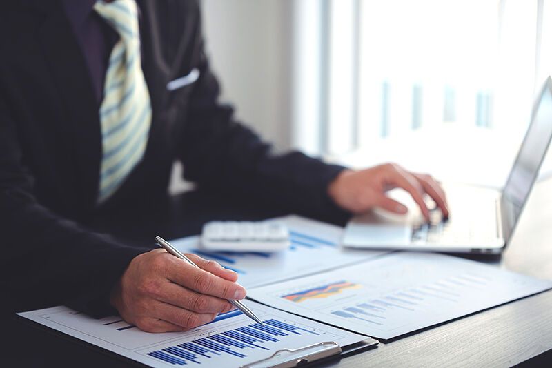 Finanzwesen: Geht eine Lieferantenmahnung ein, muss diese in das Finanzbuchhaltungs-System übertragen und auf offene Posten, Zahlungsbedingungen und individuelle Vereinbarungen geprüft werden. RPA kann in einem Praxisbeispiel sich wiederholende Aufgaben übernehmen und die Bearbeitungszeit auf rund neun Minuten im Vergleich zu vorher 15 Minuten verkürzen. (Bild: Daenin - stock.adobe.com)