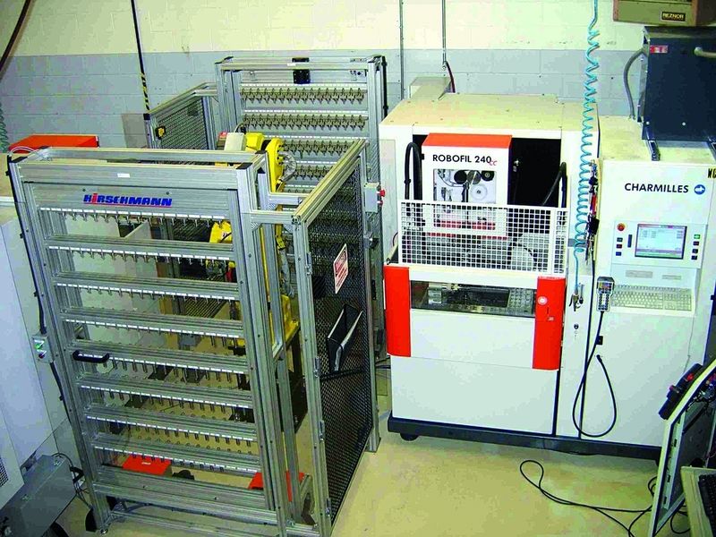 Bild 2: Drahterodiermaschine mit automatisierter Peripherie. (Archiv: Vogel Business Media)