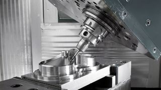 Fünf-Seiten-Bear-
beitung und/oder Fünf-Achs-Simultanbearbeitung komplexer Werkstücke - bei Bearbeitungszentren geht der Entwicklungstrend zur Komplettfertigung.  (Bild: Heller)