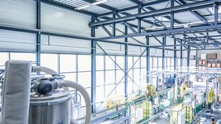 Das Erkennungszeichen der modernen Fabrik ist nicht der rauchende Schlot, sondern eine durch die Funktion definierte Hightech-Ästhetik, die die Anpassungsfähigkeit des Unternehmens an seine Märkte zum Ausdruck bringt. (IE Engineering Group AG)