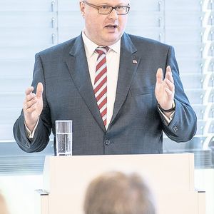 Finanzminister Dr. Thomas Schäfer, Landes-CIO in Hessen, betont die Wichtigkeit der Zusammenarbeit
