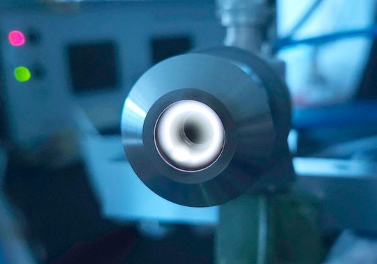 Man kann nicht so arg viel erkennen, aber das ist laut FH Aachen der Blick auf eine ganz neue Art der Carbonfaserherstellung. Denn an der Hochschule setzt man dazu auf eine neuartige Plasmatechnik, im im Beitrag erklärt wird ...(Bild:  FH Aachen / Chr. Schopp)