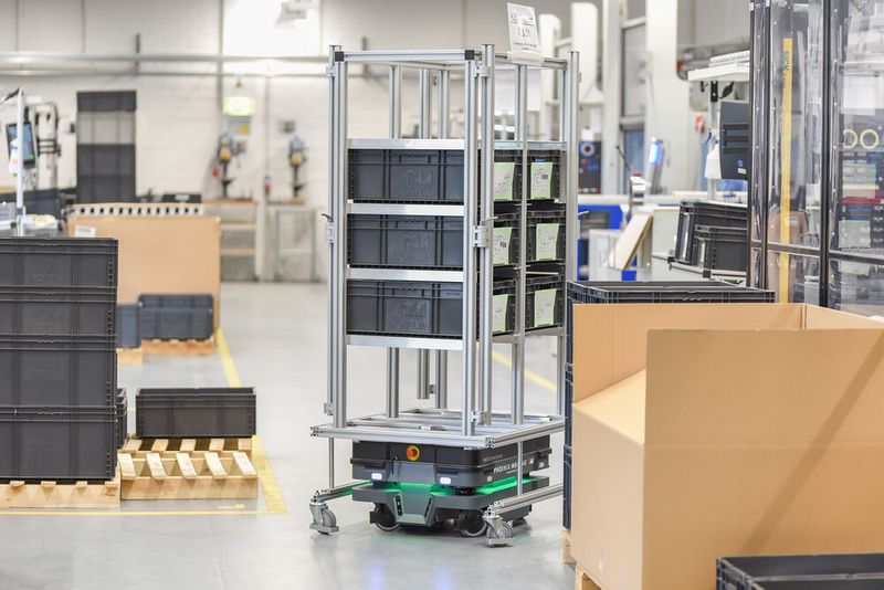 Die fahrerlosen Transportsysteme bewegen sich frei durch die Werkshalle und transportieren mit Materialkästen befüllte Gestellaufbauten von der Fertigungsversorgung zu den Arbeitsstationen. (Bild: Bopla Gehaeuse Systeme)