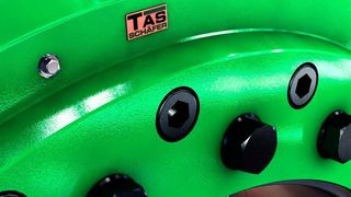 Die Schrumpfscheibe erzeugt eine spielfreie Verbindung, indem sie die Nabe auf die Welle presst. (Schäfer GmbH)