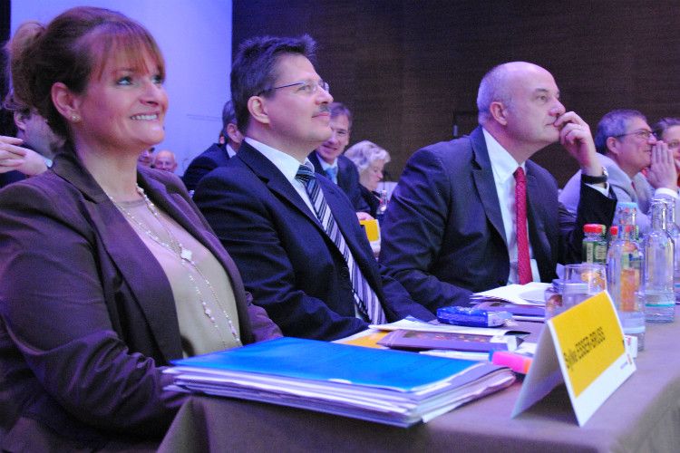 Führungsriege des Verbands Deutscher Dacia- und Renault-Partner.  (Foto: Baeuchle)