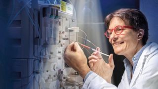 PSI-Forscherin Valérie Panneels reinigt das rote Protein Rhodopsin, um es später am Freie-Elektronen-Röntgenlaser SwissFEL zu untersuchen. (Bild: Scanderbeg Sauer Photography)