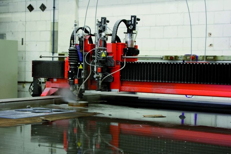 Nach dem überragenden Einstieg als Laserlohnfertiger hat bei Herzau + Schmitt inzwischen auch das Wasserstrahlschneiden Einzug gehalten. (Archiv: Vogel Business Media)