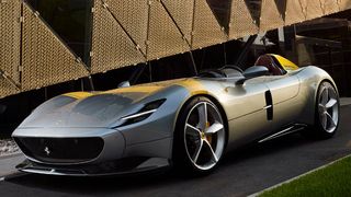 Ferrari zeigt mit dem Monza SP1 und SP2 zwei Modelle einer neuen Baureihe, die an die glorreichen Tage der Marke im Rennsport erinnern sollen. (Bild: Ferrari)
