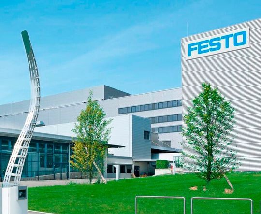 Im Rahmen des Hannover-Messe-Auftritts hat Festo auch über die Zahlen für 2025 geredet. Wie es leider heißt, ist der Umsatz erneut gesunken. Aber man richtet den Blick jetzt strategisch gesehen, neu in die Zukunft ...(Bild:  Festo)