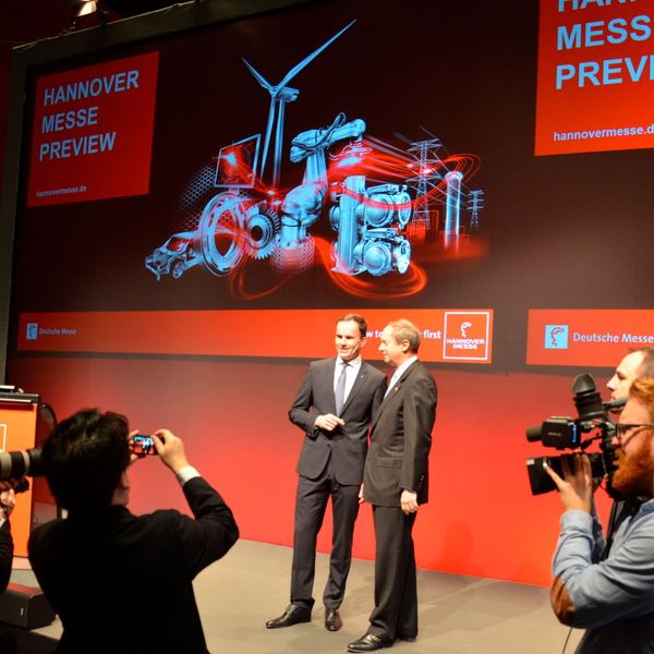 Im Fokus der Kameras: John B. Emerson, US-Botschafter in der Bundesrepublik Deutschland und Dr. Jochen Köckler, Vorstandsmitglied der Deutschen Messe AG, geben einen Ausblick auf die diesjährige Hannover Messe. (Bild: Jablonski)