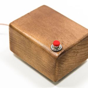 Der Nachbau der ersten Maus von Douglas C. Engelbart kann heute im „Heinz Nixdorf MuseumsForum“ (HNF) in Paderborn betrachtet werden. Viele weitere Modelle wie die deutsche Rollkugelsteuerung sind dort auch im Original ausgestellt.(Bild:  Sergei Magel/HNF)