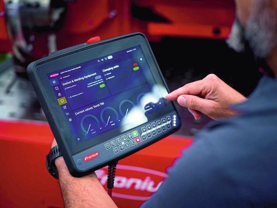 Fronius Polaris ist die Systemsteuerung der nächsten Generation. Die Plattform vereint Cybersicherheit, intuitive Bedienung, die Digitalisierung von Schweiß-Know-how und die technologische Basis für zukünftige KI-Anwendungen.(Bild:  Fronius International GmbH)