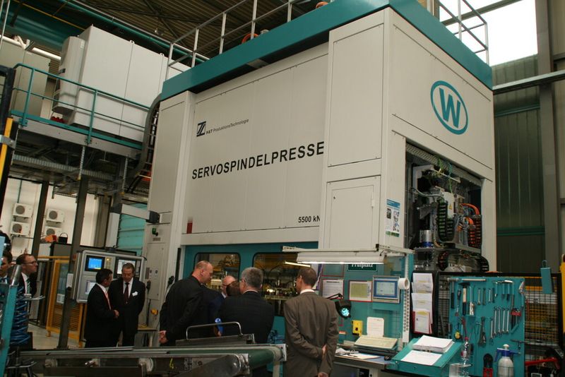 Gefragtes Besichtigungsobjekt während der Werksführungen war die Servospindelpresse von H&T Produktionstechnologie in Aktion bei Westfalia Presstechnik. (Bild: Westfalia/HTPT)