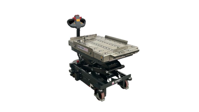 Vollelektrisch fahren, heben und senken: Der neue Werkzeug-Wechselwagen RWA 1000 elmo transportiert Werkzeuge bis 1.000 kg und ist damit nach Unternehmensangaben derzeit konkurrenzlos. (Bild:  Roemheld)