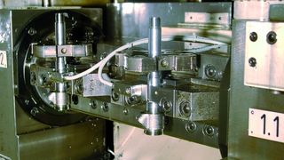 Bild 1: Die vier Körperschallsensoren werden möglichst nahe an die Zerspanungsstelle platziert, um die Nebengeräusche zu minimieren. (Archiv: Vogel Business Media)