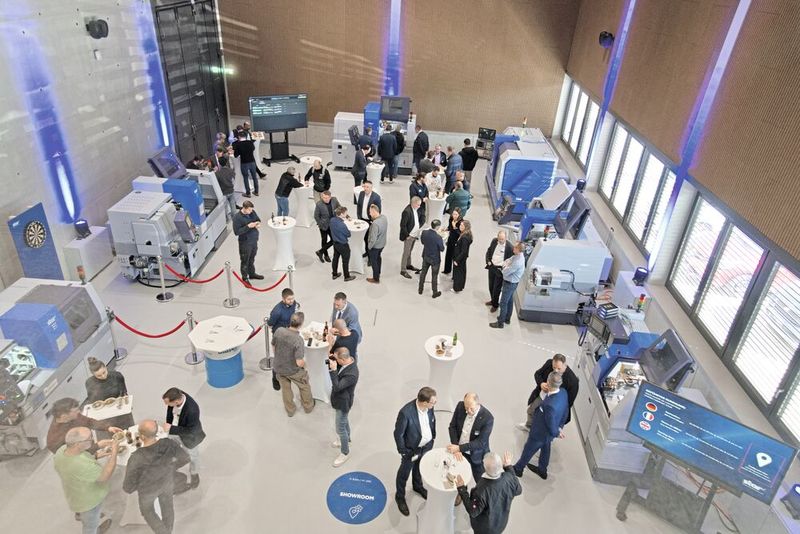 Der Showroom (im Bild) des neuen European Solution Centers ist 8,5 Meter hoch und umfasst 240 Quadratmeter. Die Montagehalle ist zehn Meter hoch und umfasst 340 Quadratmeter. (Bild: Nastassja Neumaier, VCG)