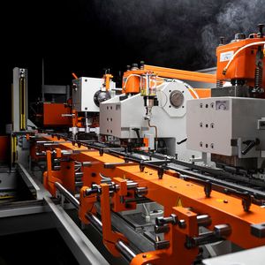 Mit der BM8 von Amba bei 120 Takten Senkkopfschrauben fertigen. (Bild: Aachener Maschinenbau)