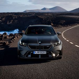 Die Front des Kombis wirkt nun deutlich aggressiver.(Bild:  BMW)