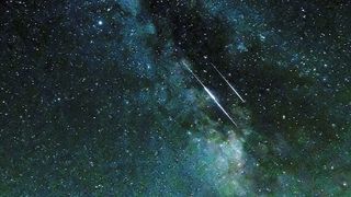 Sternschnuppen, die nicht vollständig verglühen, fallen als Meteoriten zu Boden. (gemeinfrei, Outaki)