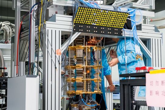 Forscher kalibrieren und installieren am AQCERC in der Provinz Hefei den von China eigenständig entwickelten supraleitenden Quantencomputer der dritten Generation.(Bild:  Anhui Quantum Computing Engineering Research Center (AQCERC))