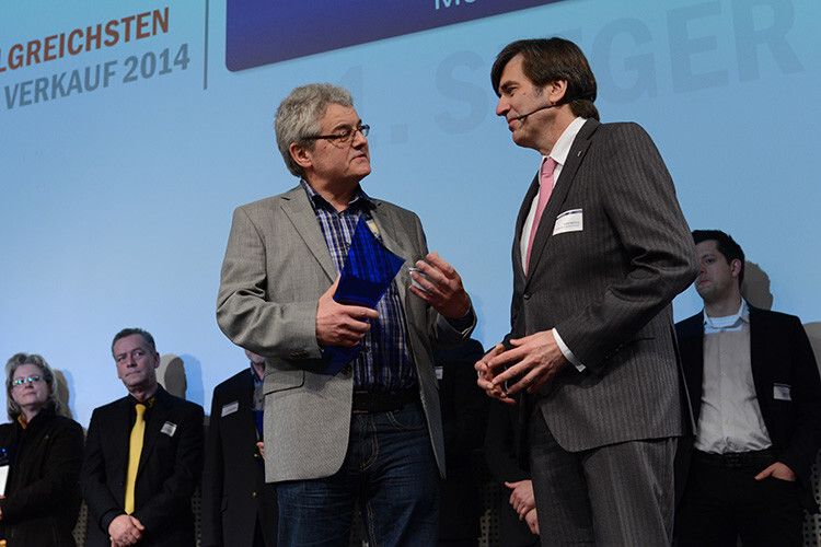 Alfred Enzweiler (links) aus Merzig ist der derzeit stärkste deutsche Ssangyong-Händler. Ssangyong-Deutschland-Chef Ulrich Mehling lässt ihn nicht von der Bühne, ohne die Erfolgsformel des Partners zu hören. (Vogel Business Media)