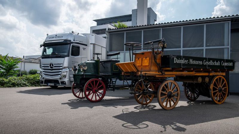 Vor 125 Jahren läutete der erste Lastwagen von Daimler einen Umbruch ein. Jetzt steht erneut eine große Veränderung bevor. Vor 125 Jahren läutete der erste Lastwagen von Daimler einen Umbruch ein. Jetzt steht erneut eine große Veränderung bevor.