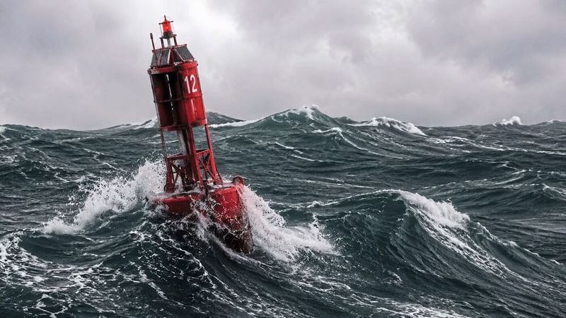 Rechenzentren auf dem offenen Meer könnten zukünftig die Wasser- und Energieprobleme an Land lösen. Wellen erzeugen die Energie und das Wasser kühlt gleichzeitig das Rechenzentrum.(Bild:  Dall-E / KI-generiert)
