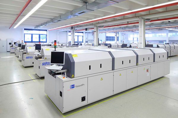 Blick in die Produktion: Die Reflow-Konvektionslötanlage VisionXP+ zählt heute zu den „Best-in-Class“ Systemen von Rehm. (Bild: Rehm Thermal Systems)