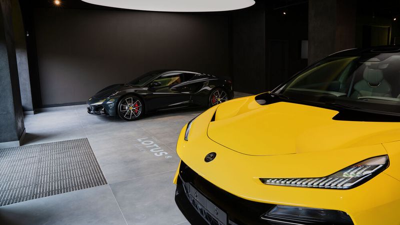 Im Flagship-Store werden aktuell zwei Fahrzeuge präsentiert. (Bild: Monti Luger)