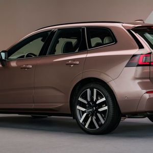 Das Design der Heckklappe und der hinteren Stoßfänger wurde ebenfalls modernisiert. (Bild: Volvo)