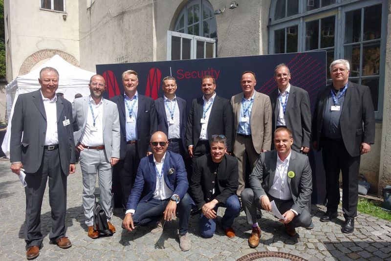 Niklas Kunz, Arrow ECS (vorne rechts) hat den Security-Hub voll unter Kontrolle. (IT-BUSINESS)