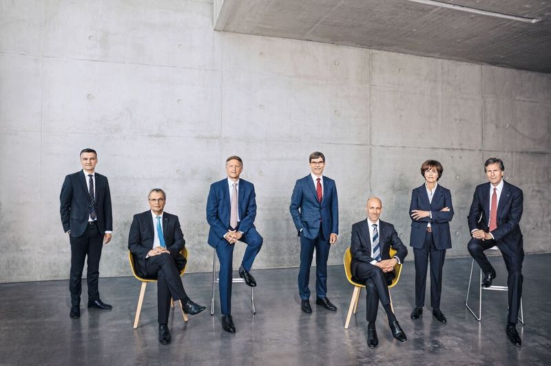 Trumpf Vorstand (von links nach rechts) Dr.-Ing. Stephan Mayer, Dr.-Ing. Christian Schmitz, Dipl.-Betriebsw. Oliver Maassen, Dr. rer. pol. Lars Grünert, Dr.-Ing. E. h. Peter Leibinger, Dr. phil. Nicola Leibinger-Kammüller, Dr.-Ing. Mathias Kammüller.  (Bild: Trumpf)