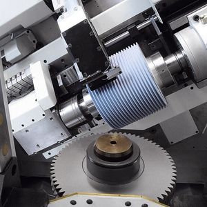 Auch die Verzahnungsschleifmaschine G 250 von Emag SU punkte mit kurzen Zykluszeiten bei der Massenproduktion von Zahnrädern. Die Maschine hat übrigens keinen Wärmegang und ist schnell vom Wälz- auf das Profilschleifen umrüstbar, so der Hersteller.(Bild:  Emag SU)