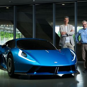 Firmenchef Gianfranco Pizzuto (l.) und Geschäftsführer Roberto Olivo haben das Auto in Turin vorgestellt. 20 Stück wollen die beiden Unternehmer jährlich verkaufen.(Bild:  Automobili Estrema)