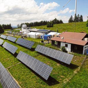 Das Solarkraftwerk auf dem Mont-Soleil ist auch für die Öffentlichkeit interessant.(Bild:  BFH)
