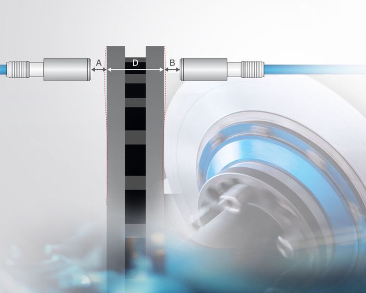 Temperaturstabile und robuste Sensoren werden unter anderem bei der berührungslosen Erfassung der Disc Thickness Variation von Bremsscheiben gefordert. Das System CapaNCDT DTV kann Abweichungen bis unter 1 μm sowohl bei Raumtemperatur im Prüfstand als auch bei Bremsscheiben-Temperatur von rund 600 °C im Fahrversuch bestimmen. (Bild: Micro-Epsilon)