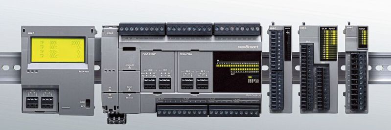 Die Steuerungen der Serie FC6A von Apem/Idec bilden eine modulare Plattform für zentrale und dezentrale Automatisierungsaufgaben. Digitale und analoge Erweiterungsmodule werden über seitliche Steckverbinder zu einem durchgehenden I/O-Rack verbunden.(Bild:  APEM/IDEC)