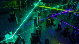 Im Femtosekunden-Laserlabor des HZB kann der Ladungstransport in Halbleitern mit Teraherz- und Mikrowellen Spektroskopie untersucht werden. Dafür generieren Laserpulse zuerst Ladungsträger im Material, welche dann proportional zu ihrer Mobilität Terahertz- oder Mikrowellen-Strahlung absorbieren.  (HZB/V. Mai)