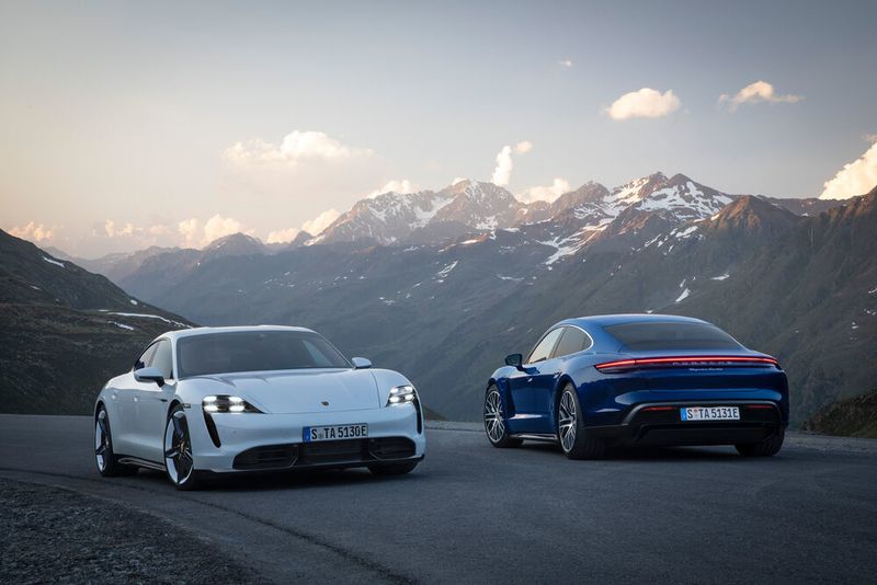 Brüderlich vereint: Taycan Turbo S  (Stromverbrauch kombiniert 26,9 kWh/100 km; CO2-Emissionen kombiniert 0 g/km) und Taycan Turbo (Stromverbrauch kombiniert 26,0 kWh/100 km; CO2-Emissionen kombiniert 0 g/km). (Porsche)