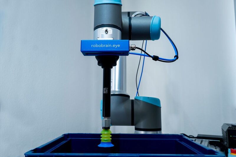 Die Lösung Robobrain Vision von Robominds erkennt mit einer Kamera beliebige zu greifende Objekte, ohne dass der Roboter zuvor angelernt wurde. (Robominds)