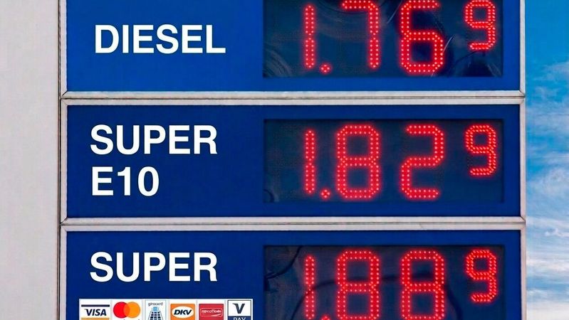 Die Kraftstoffpreise sinken derzeit, doch mit dem Auslaufen des Tankrabatts dürften sie wieder deutlich steigen.(Bild:  Grimm /bearbeitet mit Gemini 3.1)