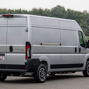 Dass es sich um einen E-Transporter handelt, ist von außen nicht direkt erkennbar.(Bild:  Jayson Fong/Toyota)