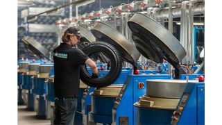 Aus für den Reifenrunderneuerer Reifen Hinghaus, der den Altreifen von King Meiler in bester Qualität ein zweites Leben eingehaucht hat. Das Unternehmen hat jetzt die Insolvenz angemeldet. Billigimporte und fehlende Unterstützung der Politik haben dazu geführt ... (Bild: King Meiler)