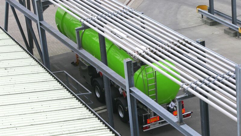 Abb.3: Nach der Qualitätssicherung können die Kraftstoffe dann an die unterschiedlichen Stellen gebracht werden (im Bild Tankwagen). (Bild: Haltermann)